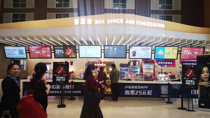 43寸懸掛式液晶廣告機在電影院水牌展示